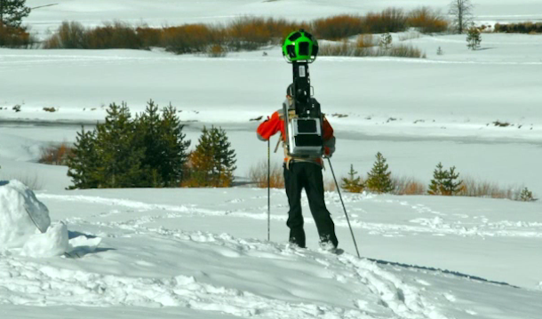 Люк Винсент, технический директор Street View, также продемонстрировал камеру Trekker от Google, установленный на рюкзаке панорамный граббер, который позволит картам перемещаться по бездорожью